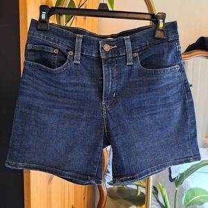 Women's Levi's Dark Blue Denim Midi length shorts/ Size: 27